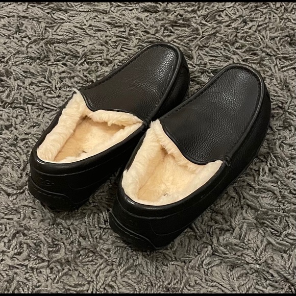 NEW UGG Black Leather Men’s Ascot Leather Slipper main image 3